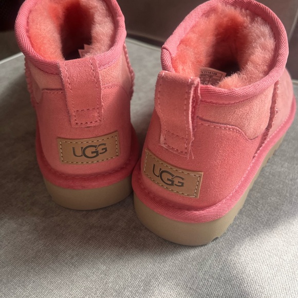 Girl’s/Women’s Size 7 pink UGG boots - Picture 2 of 5